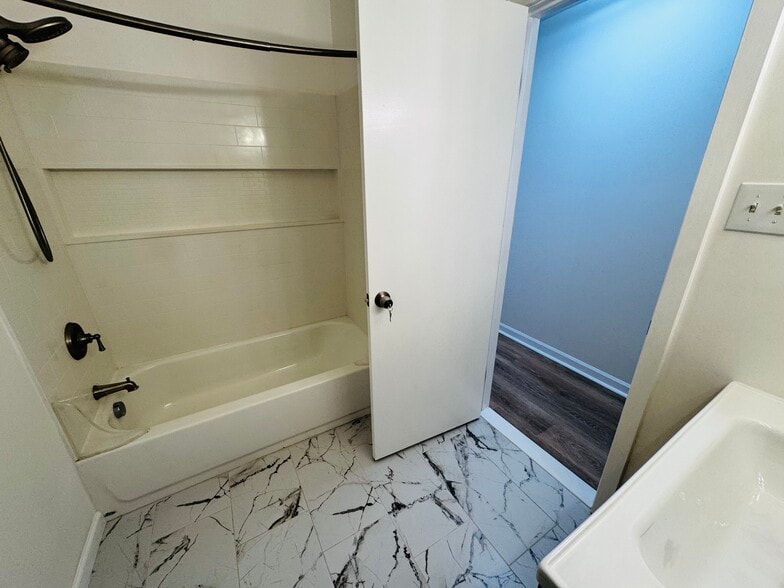 Upstairs Bath - 1242 Cedarcliff Dr