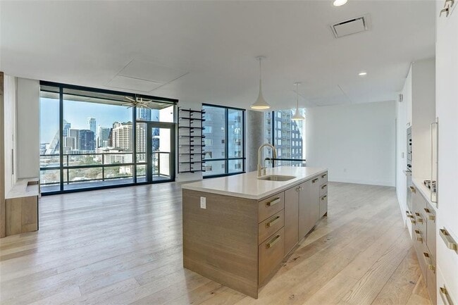 Building Photo - 70 Rainey St