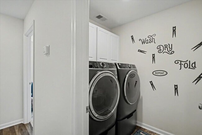 Building Photo - Stunning 5 Bed/3.5 Bath Home in Buckhead East