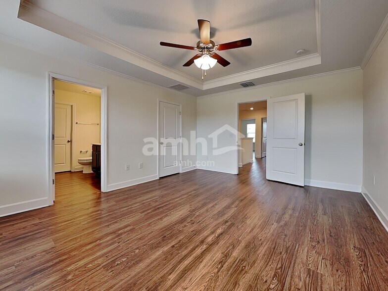 Building Photo - 1045 Island Pond Dr
