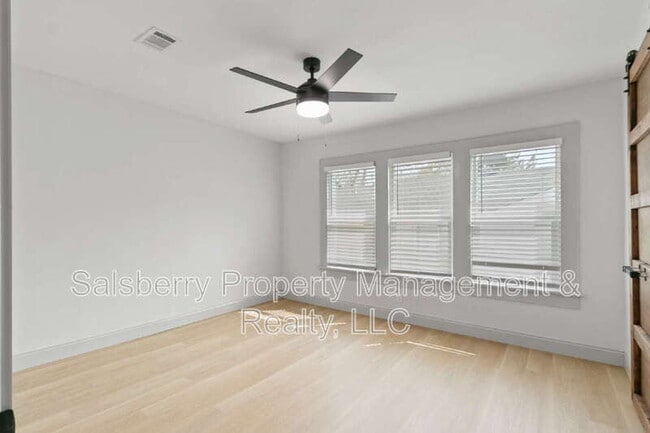 Building Photo - 2105 Tremont Ave