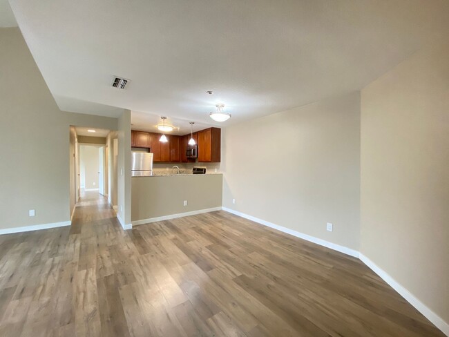 Building Photo - 2 Bed/2 Bath Condo - Owner Pays Water, Sew...