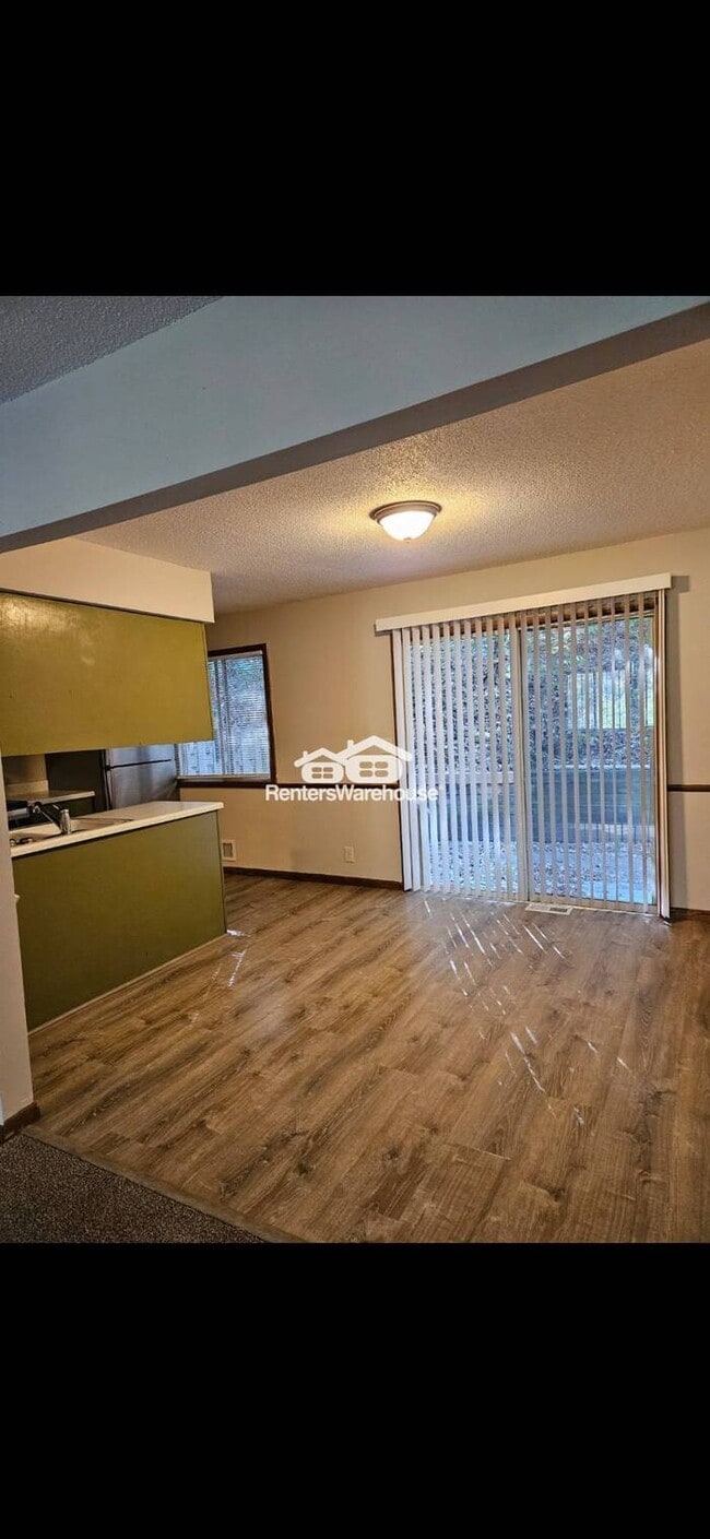 Building Photo - Available now - like new 2 bed 1 bath dupl...