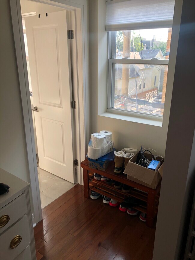 Building Photo - 4424-4432 N Wolcott Ave