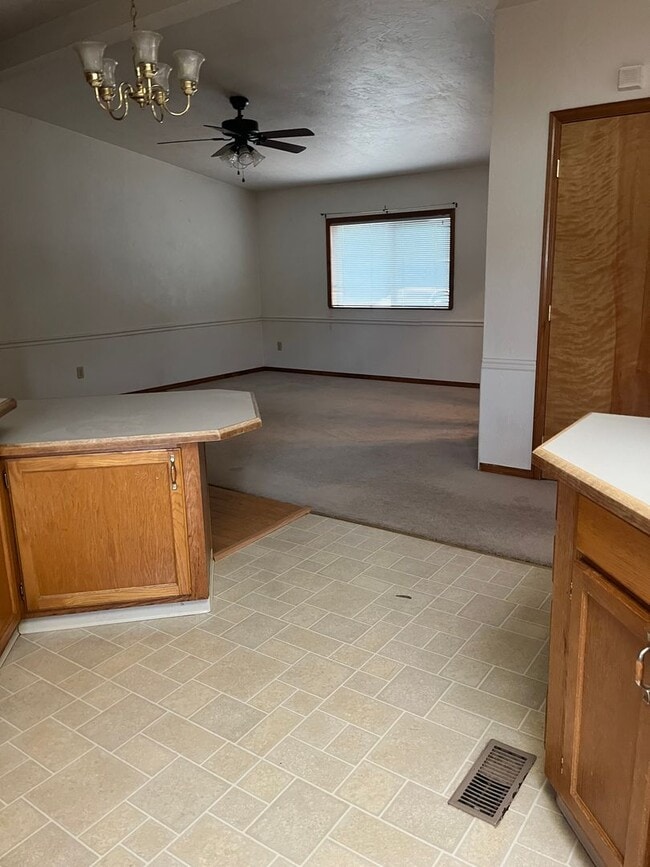 Building Photo - 261 Crest Dr