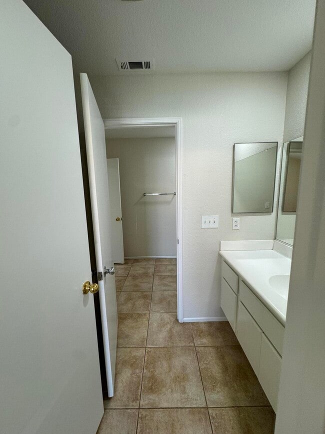 Building Photo - 49590 Lincoln Dr