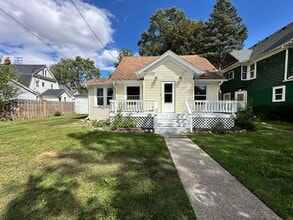 Building Photo - Three Bedroom Home in Battle Creek