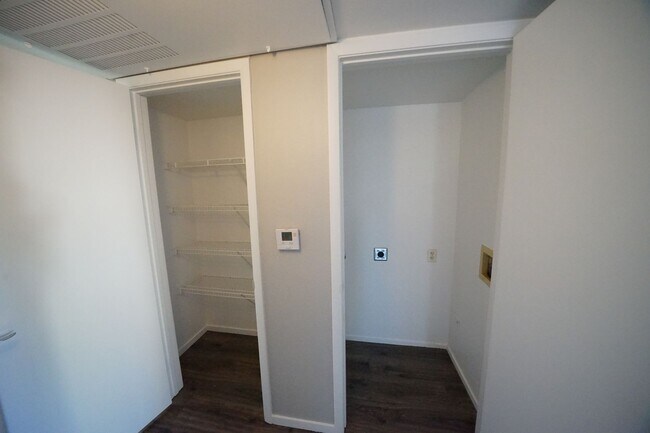 Building Photo - SHOWINGS AVAILABLE NOW