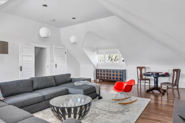 Building Photo - Elegant Fully Furnished 4BR/3.2BA Classic ...
