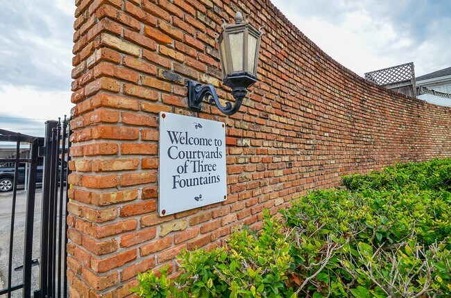 Building Photo - 2121 Fountain View Dr