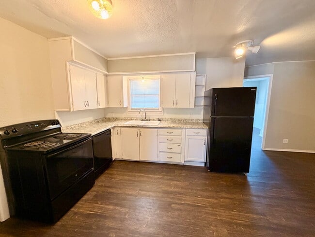 Building Photo - "Charming 3-Bed, 2-Bath Home with 1,410 Sq Ft in Lubbock's Heart"