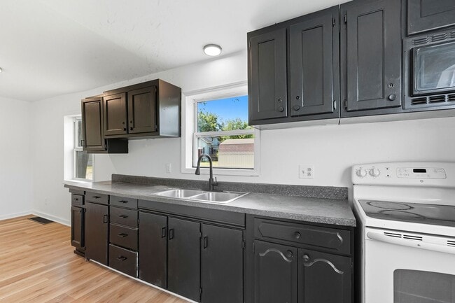 Building Photo - NEW LISTING! 2 BEDROOM HOME