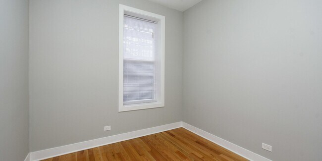 Building Photo - Updated, Spacious 1bd/1bth Ukrainian Village, Avail 7/1!
