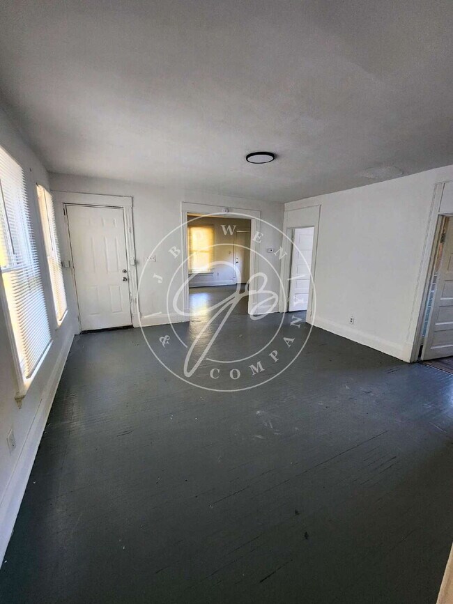 Building Photo - 2nd floor 2 bed- Spacious with full 3 seas...