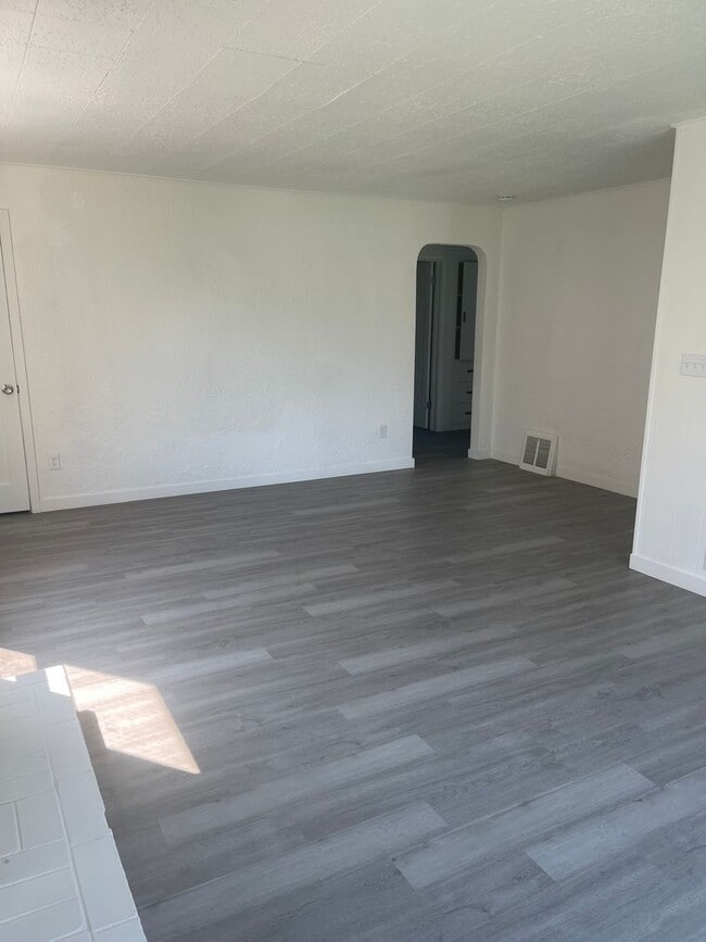 Building Photo - Spacious 4-Bedroom Home with Fireplace, Covered Patio & Detached Garage in Pasco
