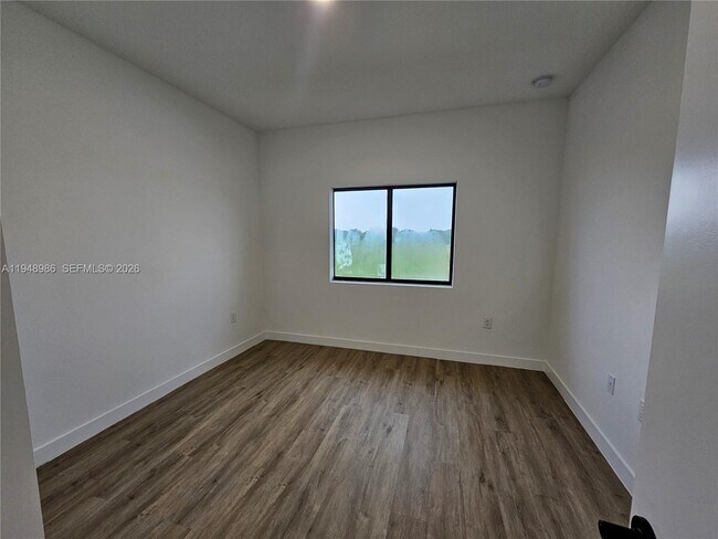 Building Photo - 215 NW 13th Pl