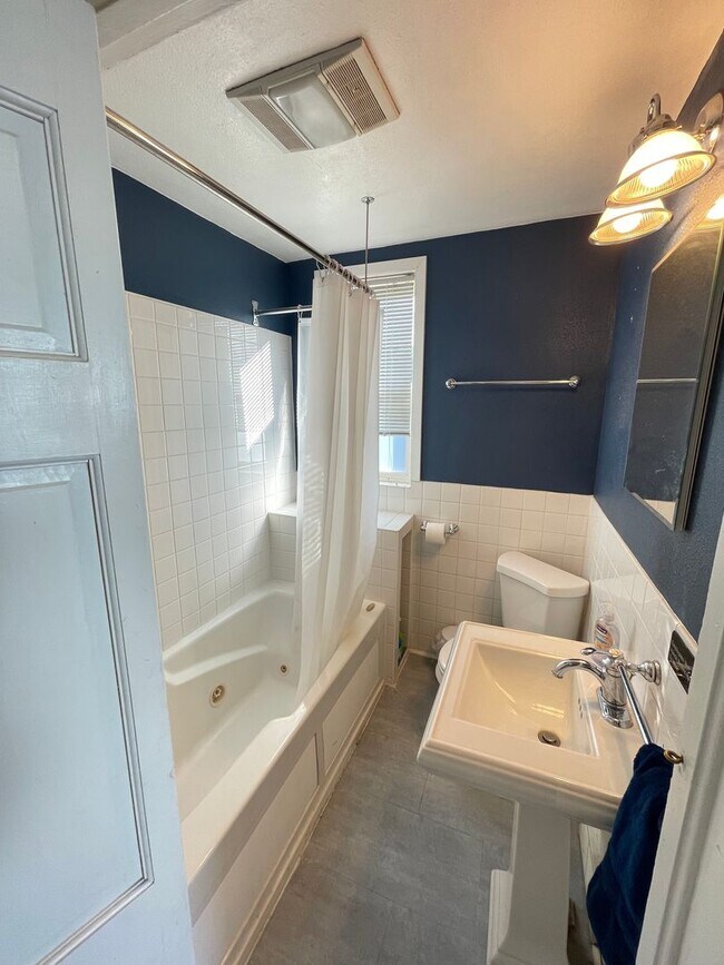 Building Photo - Available September - 2 Bedroom, 1 Bath New Reno!