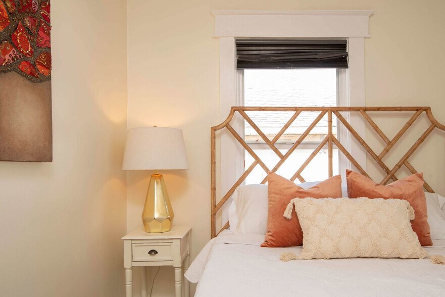 Building Photo - 108 E Flora St