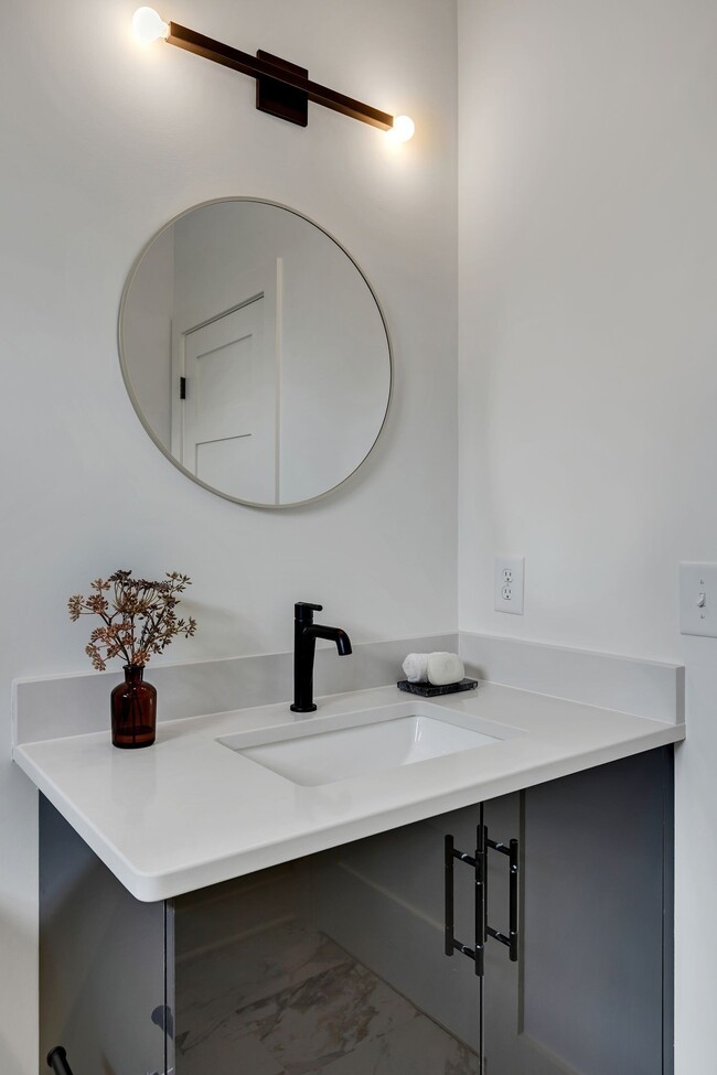 Building Photo - 660 Vernon Ave