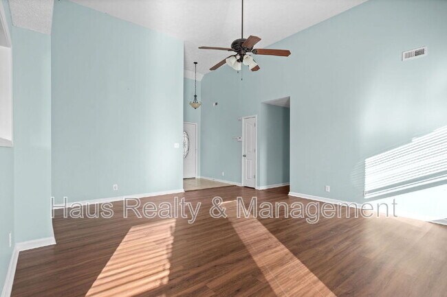 Building Photo - 3565 Southwood Dr