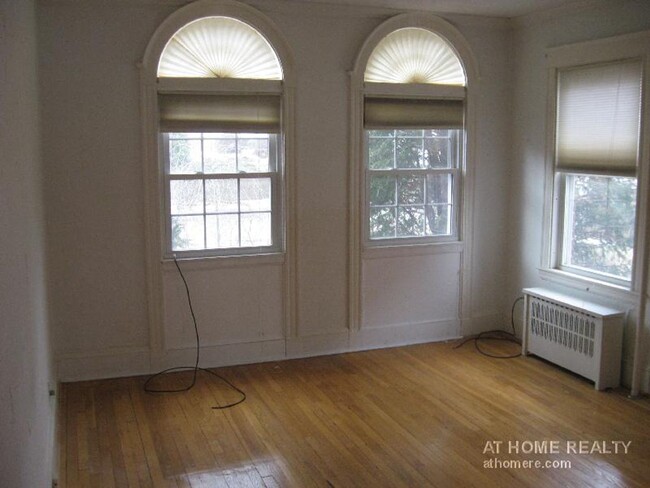 Building Photo - Spacious 4 Bed Right In Chestnut Hill