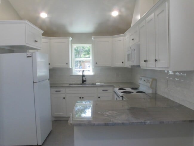Building Photo - 412 Lucille St
