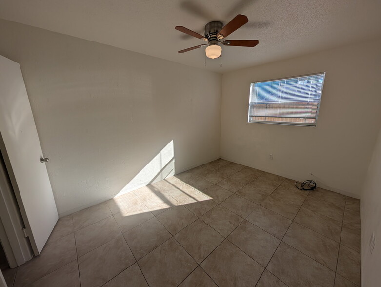 Building Photo - 2597 N Oleander Ave