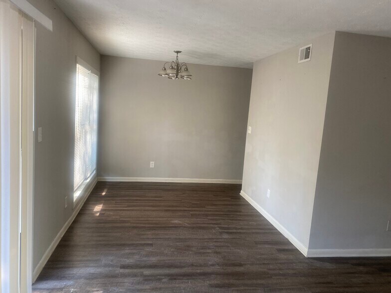 Building Photo - 141 Governors Dr