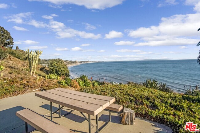 Building Photo - 17350 Sunset Blvd