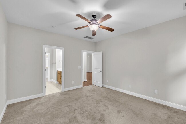 Building Photo - 3 Bedroom Home in Austin Creek! 2 Car Gara...