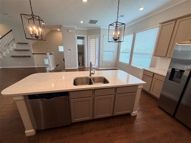 Building Photo - 2018 Royal Landing Dr