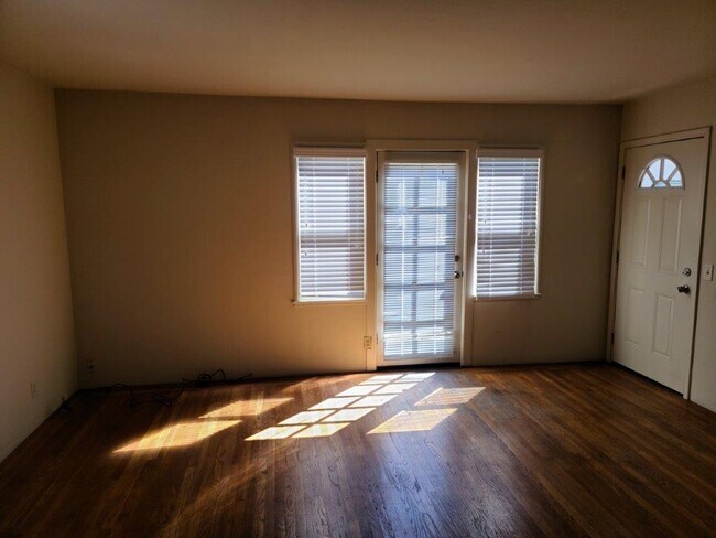 Building Photo - 523 Matadero Ave