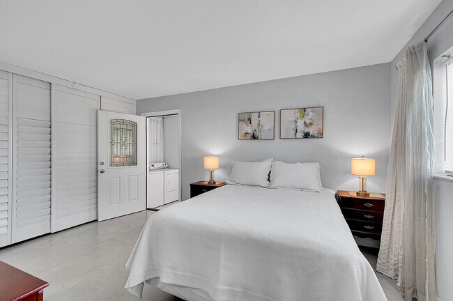 Building Photo - 646 Flanders N