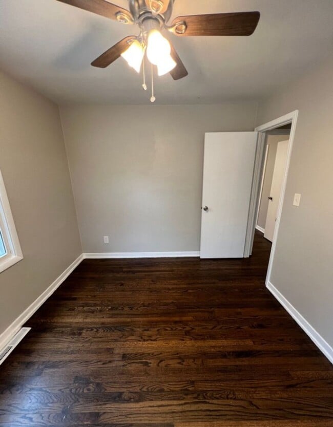 Building Photo - Charming 3-Bedroom Home with Spacious Fenced Backyard!