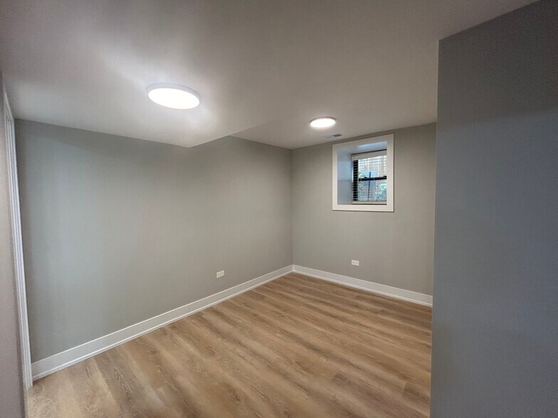 Building Photo - 428 W Belden Ave