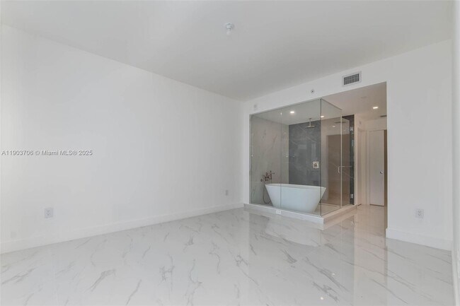 Building Photo - 700 NE 24th St