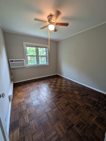 small bedroom (stacked washer dryer in closet) - 3102 Valley Dr