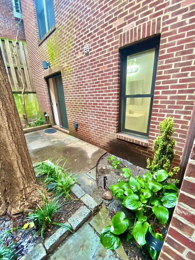 Building Photo - Dupont Circle 1 Bedroom Charmer with Patio, Fireplace, Central Air, Washer/Dryer!
