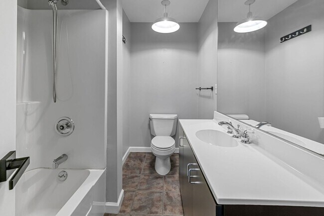 Building Photo - *Beautifully Updated & Spacious 4BD/2.5BA Single Family Home Available in South Side Slopes*
