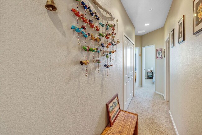 Building Photo - This 3 bed 2.5 bath townhome offers a perf...