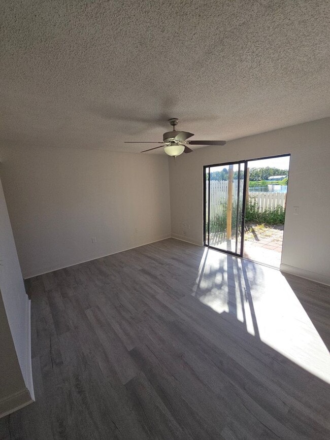 Building Photo - 2-Bedroom, 2-Bathroom Condo in Land O' Lakes