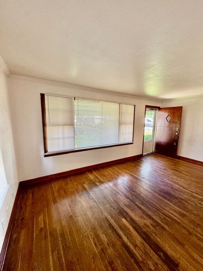 Building Photo - Beautiful 3BD/1BA in St. Louis, MO