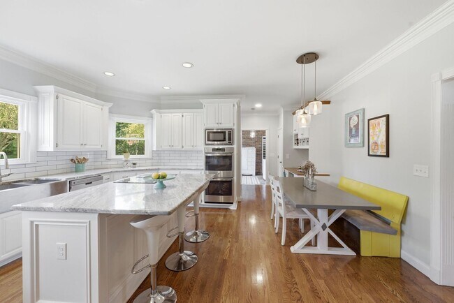 Building Photo - 1733 Carriage Ct