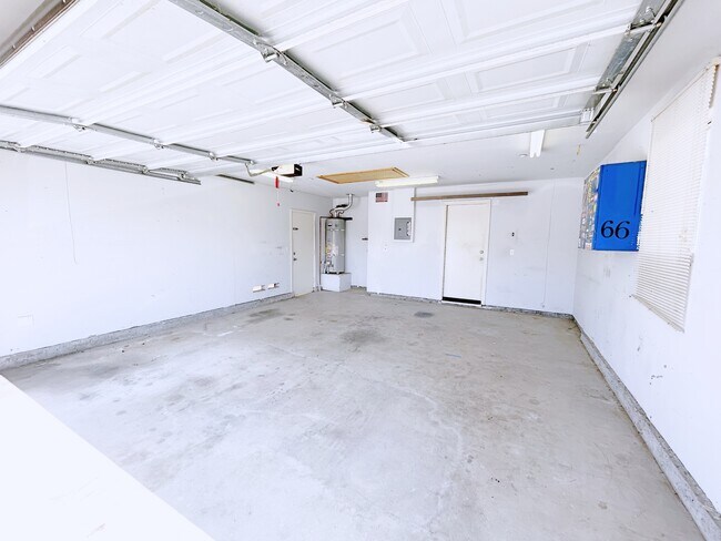 Building Photo - 253 Creektrail Ct