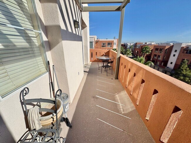 Building Photo - Modern condo with resort-style living in South Las Vegas