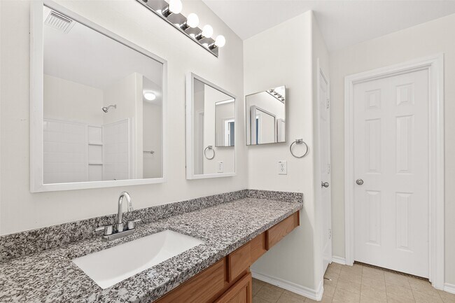 Building Photo - 10 Druids Glen Pl