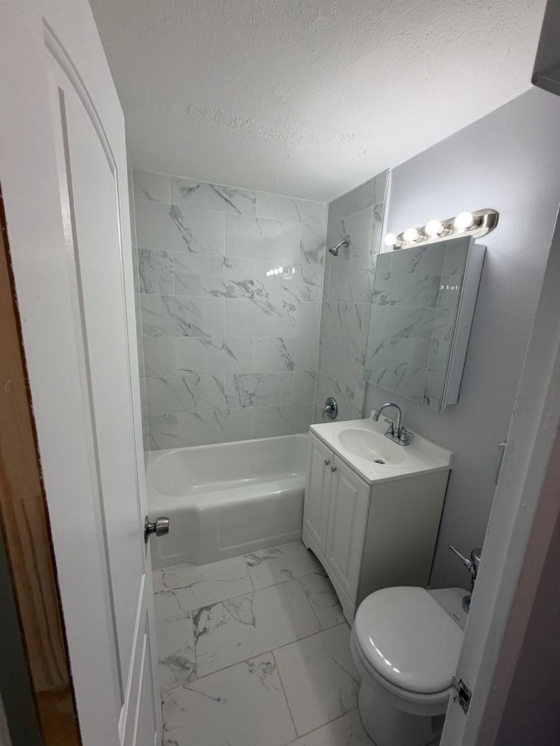 Building Photo - 7254 N Ridge Blvd