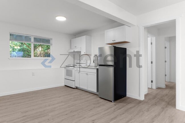 Building Photo - 1611 S 84th St