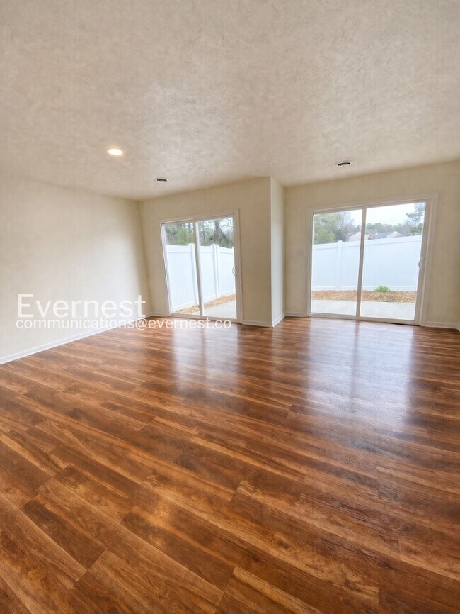 Building Photo - 3 Bed, 1.5 Bath Townhome with Fenced Yard / Available Soon!