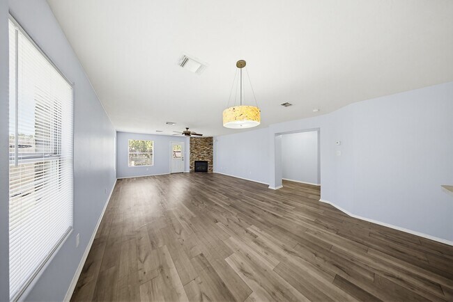 Building Photo - 627 Regal Hollow Ln